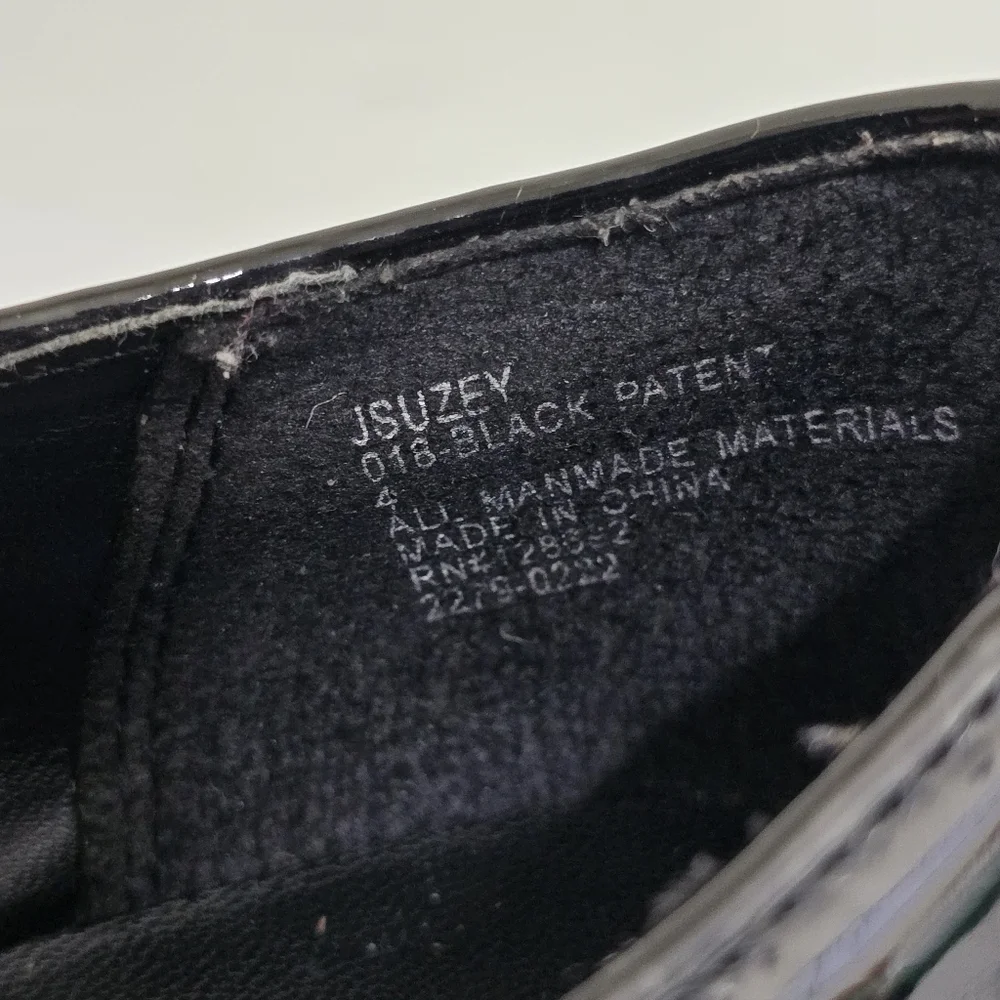 STEVE MADDEN girl's size 4 Lug T Strap Buckle‎ Mary Jane Shoes Black Patent